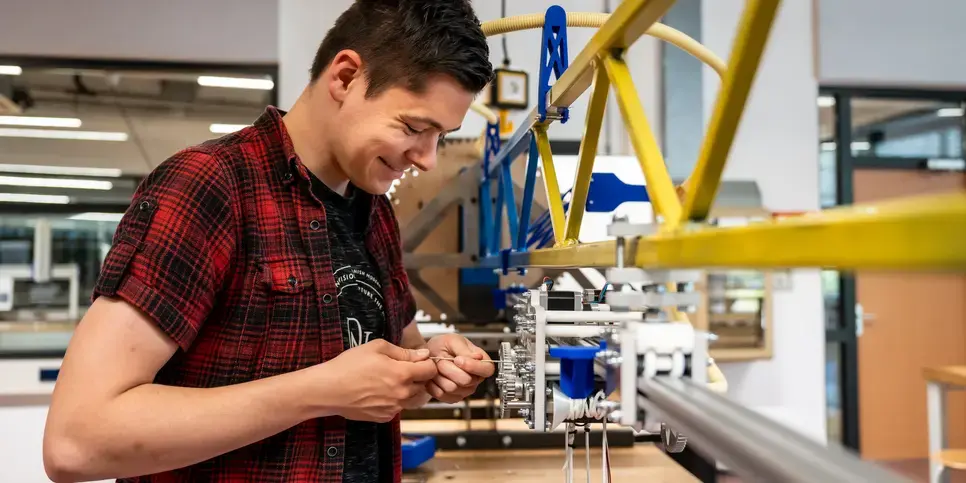 Engineering - student in in werkplaats geruit hemd