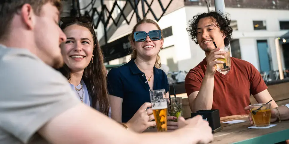 Studenten op terras in Sittard met een drankje
