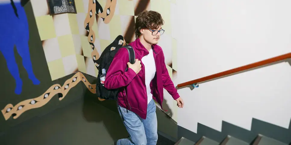 Student met rugzak in trappenhuis
