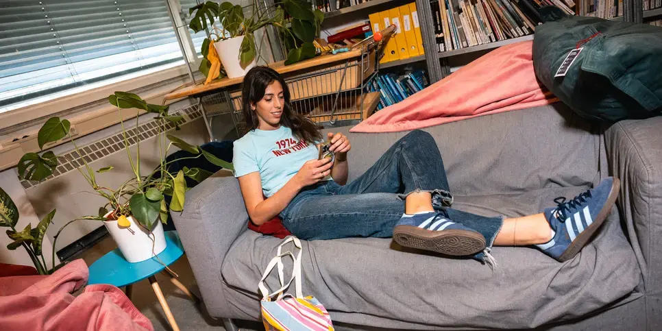  Zuyd Hogeschool student in bibliotheek bank maastricht2
