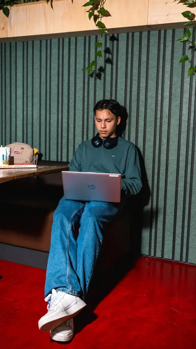 Internationale Communicatie en Talen jongen laptop