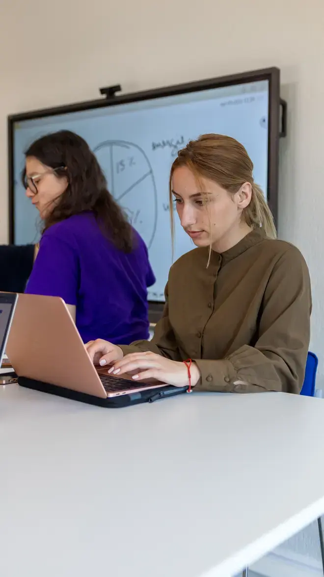 European Studies Maastricht student met laptop