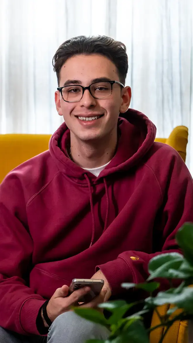 Vertaalacademie student met telefoon