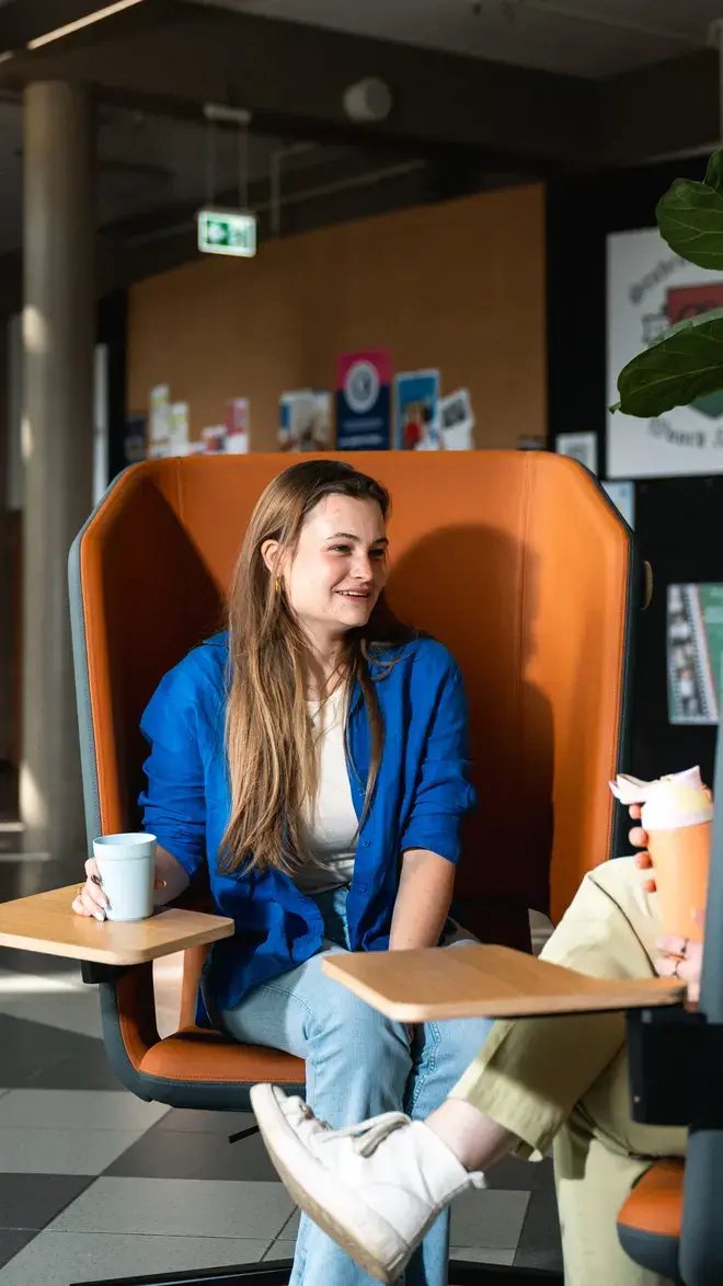 Bank OranjeStoel BlikOpzij Zuyd Hogeschool Heerlen