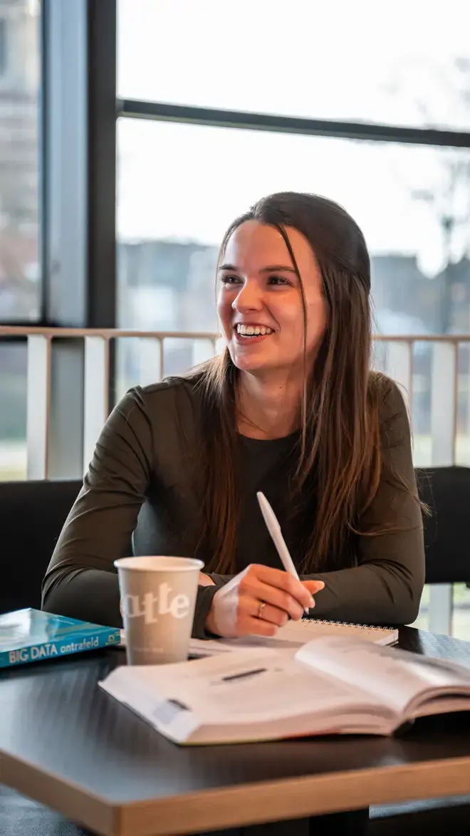 Business Studies - studente lacht en studeert