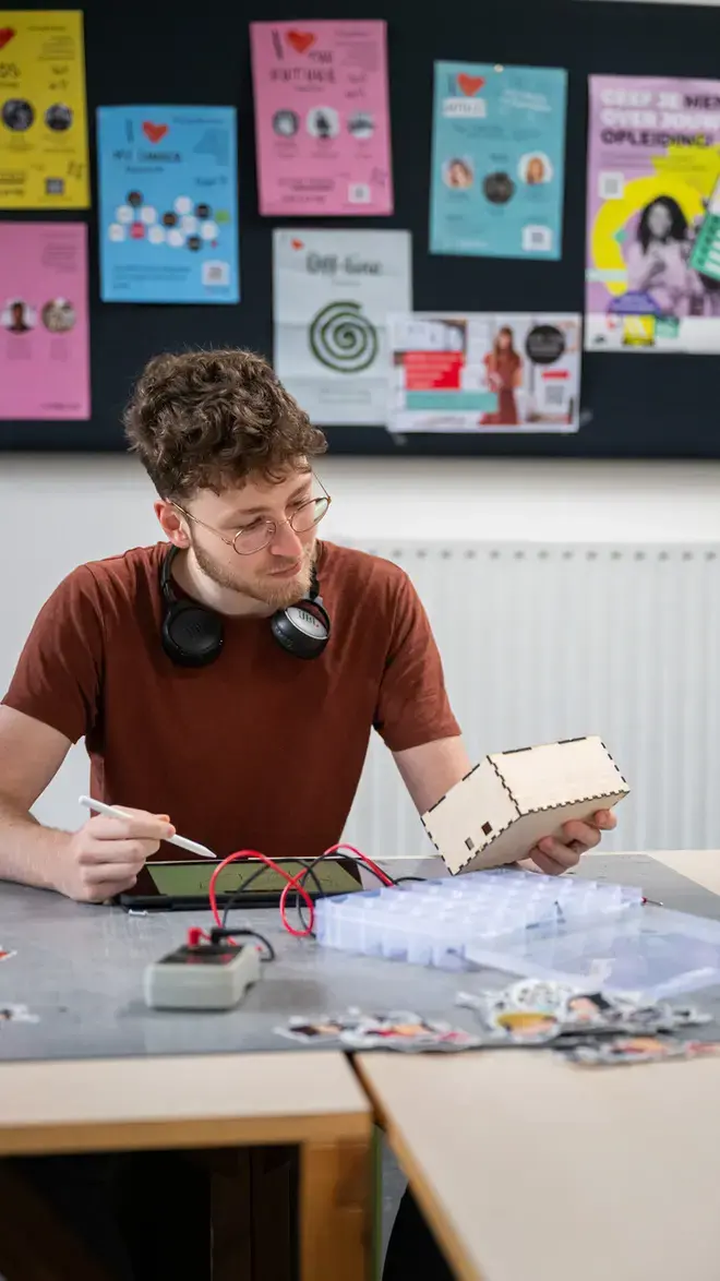 CMD - student werkt aan elektisch doosje