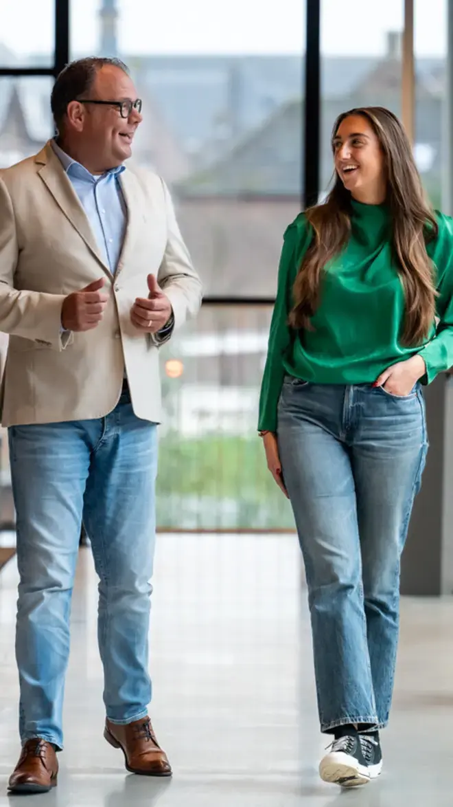 Commerciele Economie - student en docent op loopbrug