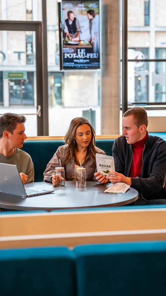 Commerciele Economie - studenten overleggen