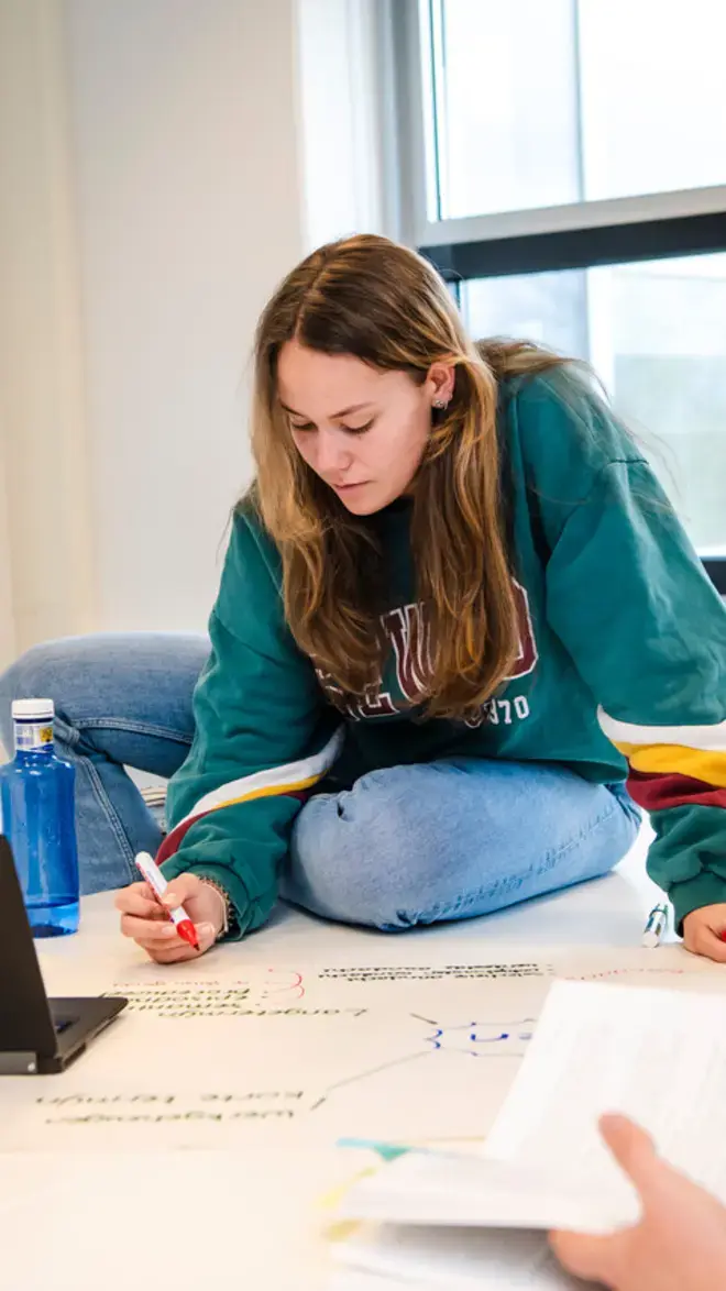 Ergotherapie - student zit op tafel