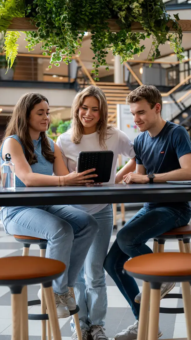Facility Management - studenten in zitje