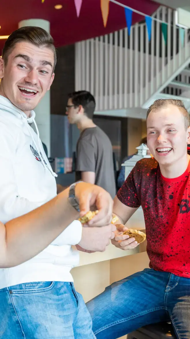 Finance ad - lachende studenten