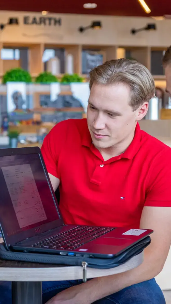 Finance and Control - student met rood shirt