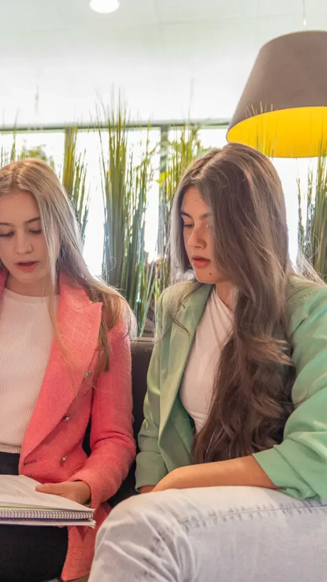 Finance and Control - studentes op bankje