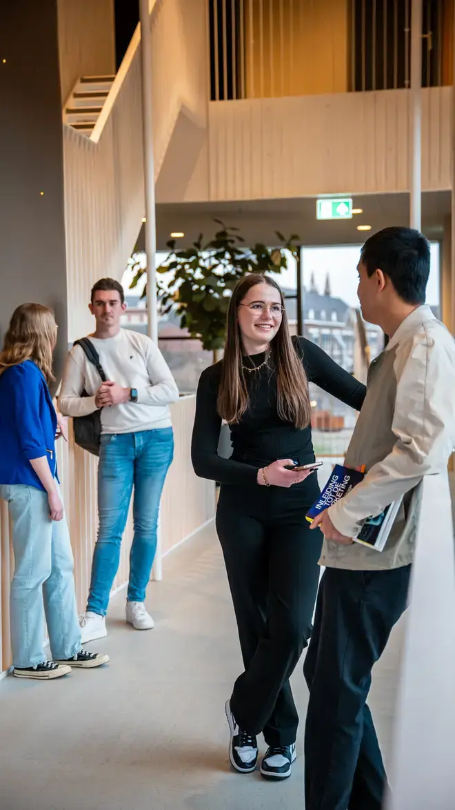 Finance and Control- studenten in de gang