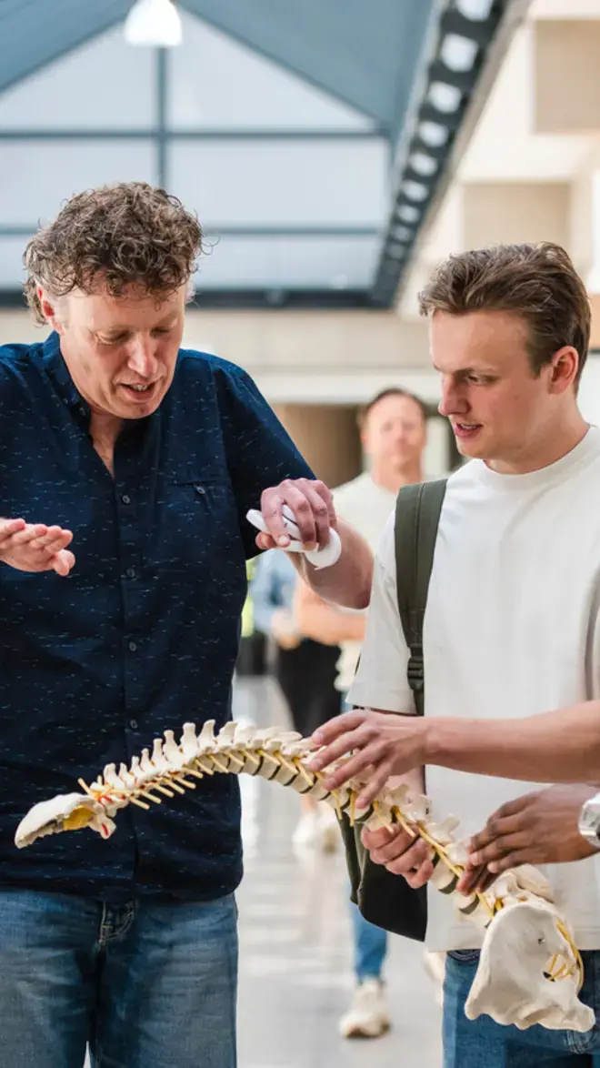 Fysiotherapie - docent legt iets uit