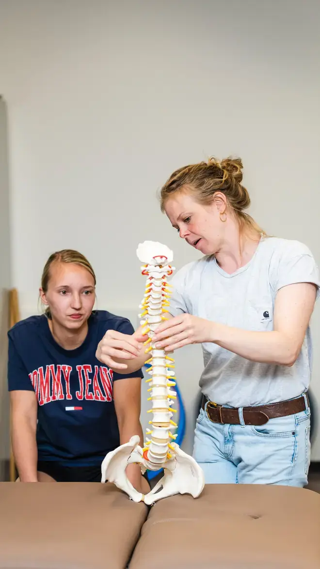 Fysiotherapie - studenten met wervelkolom model