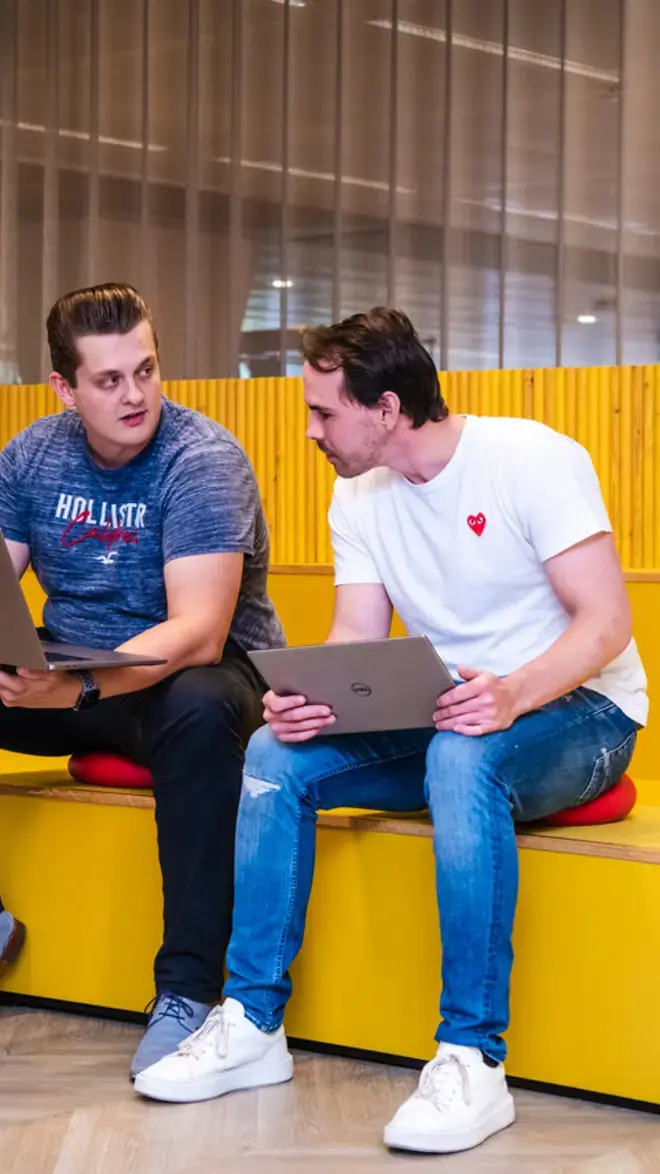 HBO ICT studenten op gele bank