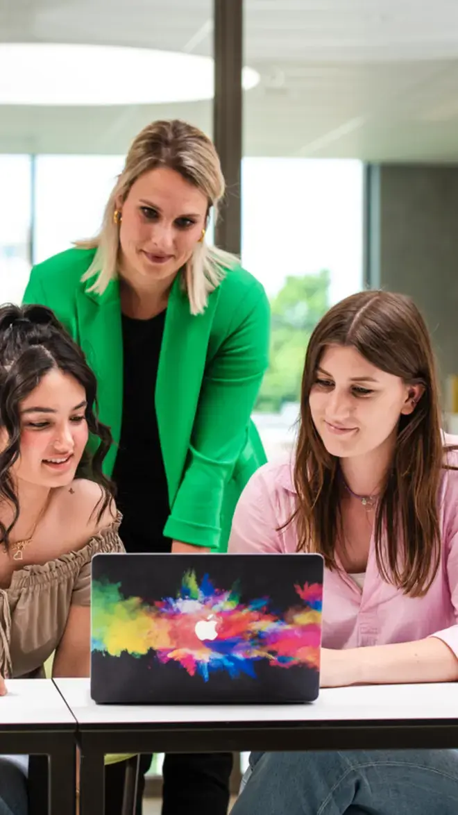 HBO-Rechten - docent legt uit aan studenten