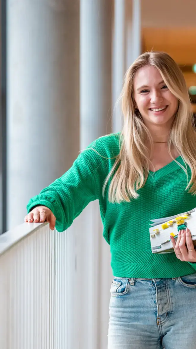 HBO-Rechten - studente met boeken