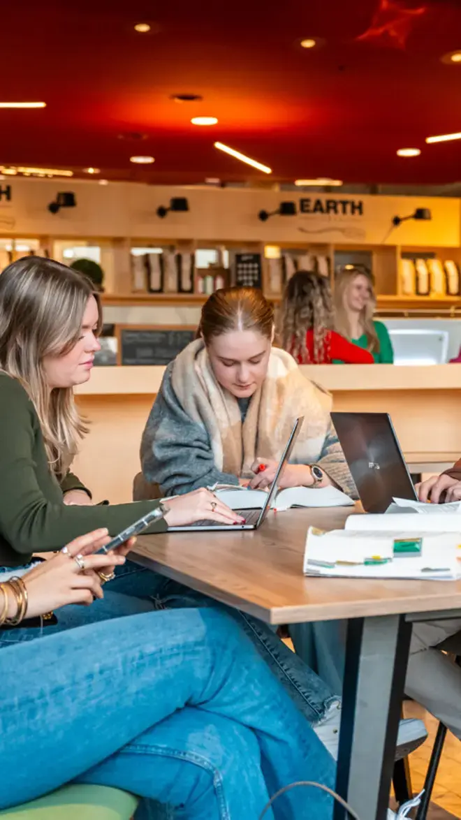 HBO-Rechten - studenten werken in kantine