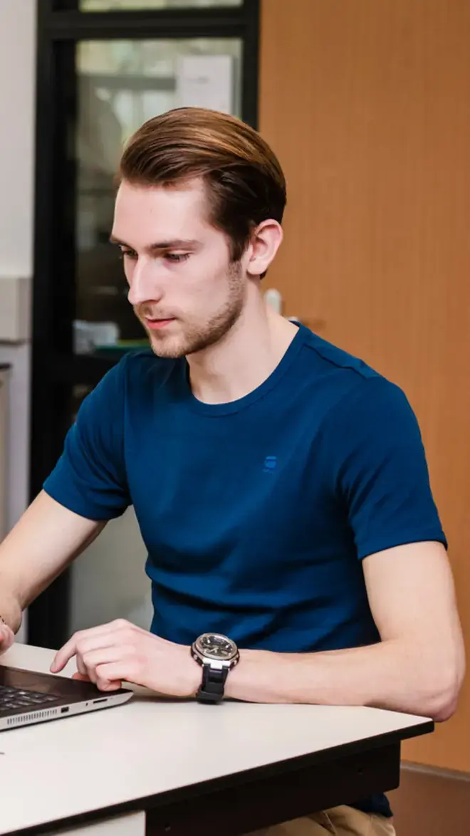 Mens en Techniek - student achter laptop