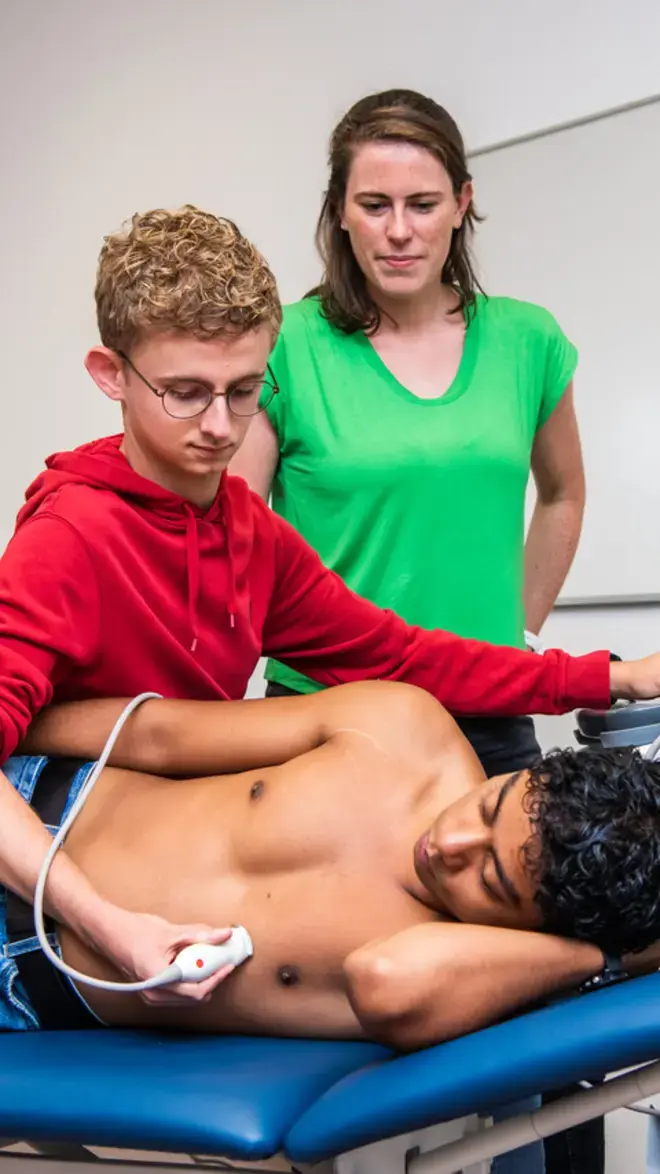 Mens en Techniek - student werkt onder toezicht docent