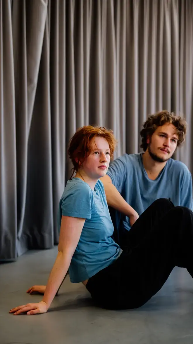 Theater - twee studenten zitten op de grond