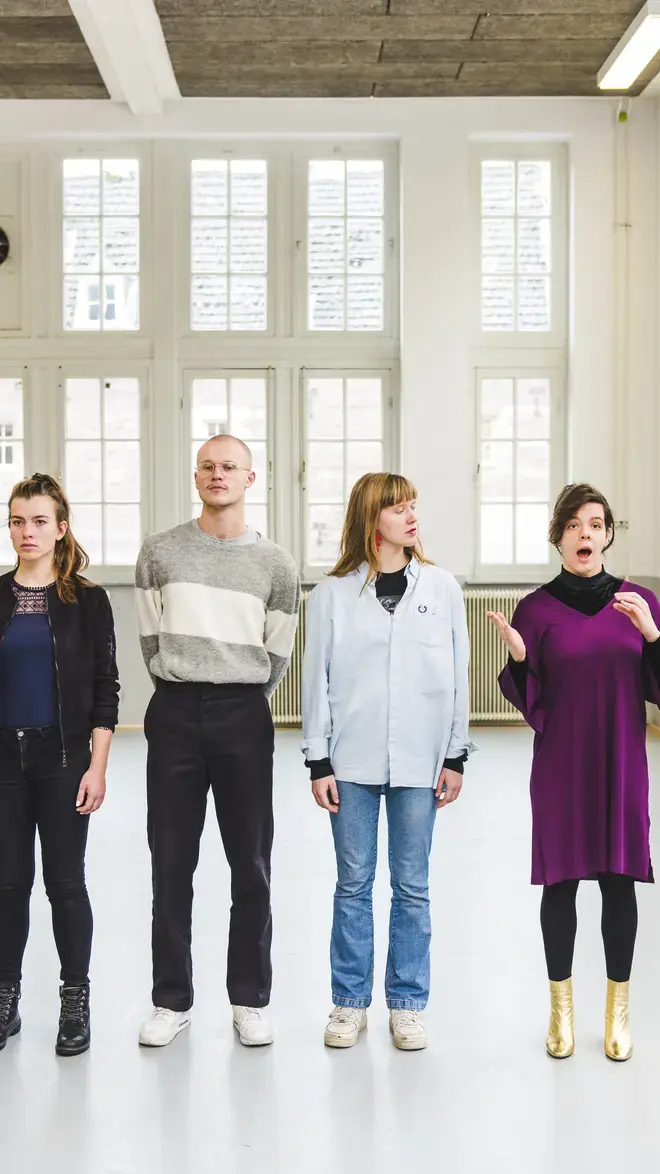 Theater - vier studenten op een rij
