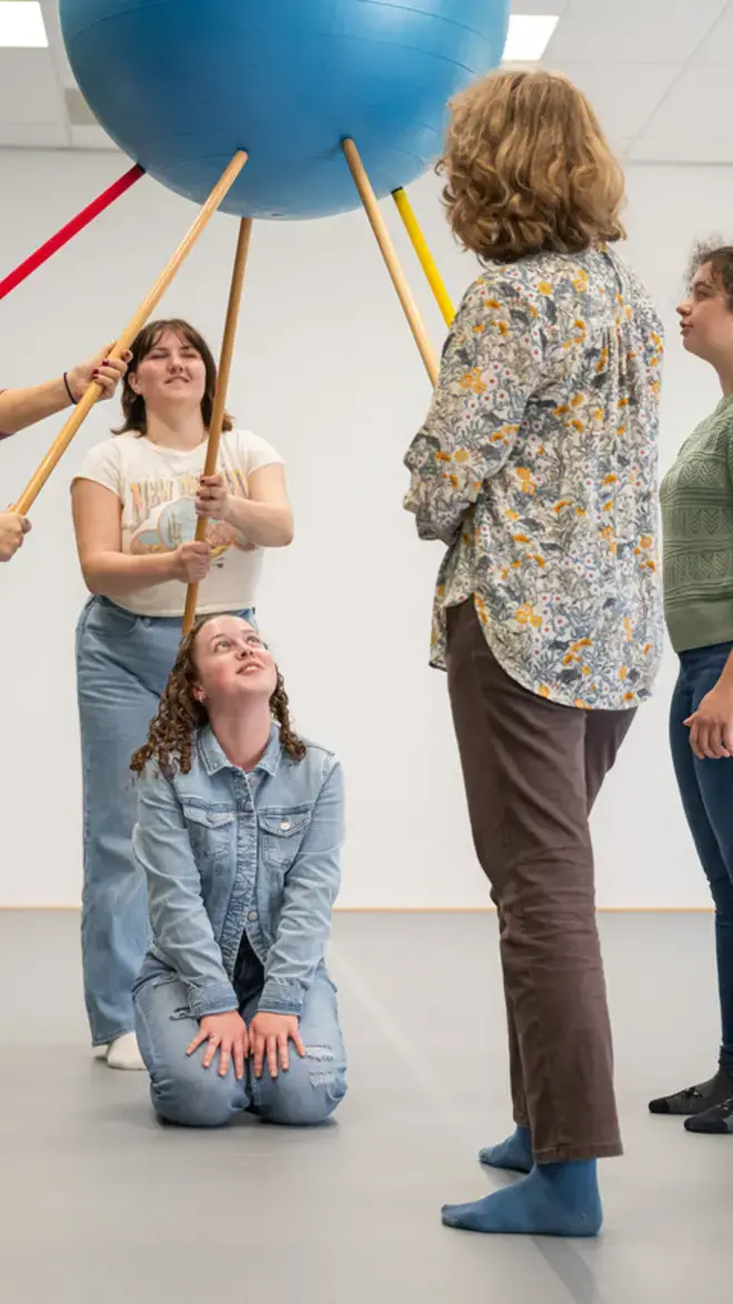 Vaktherapie - gymzaal studenten met stok en bal