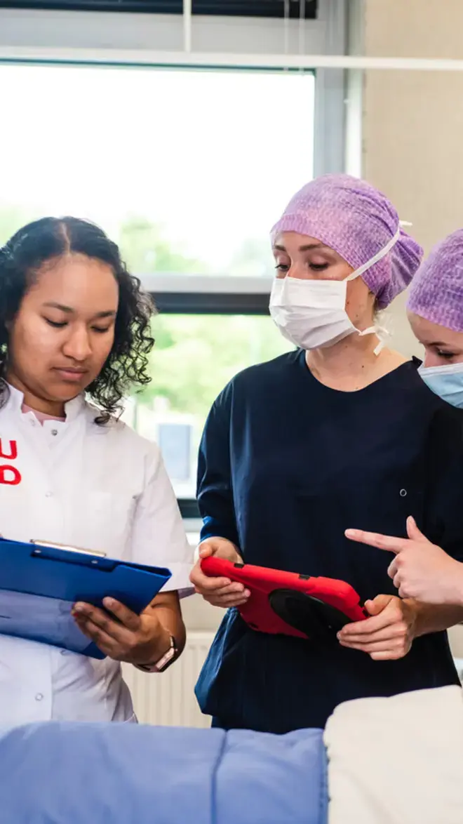 Verpleegkunde - perioperatief - 3 studenten overleggen