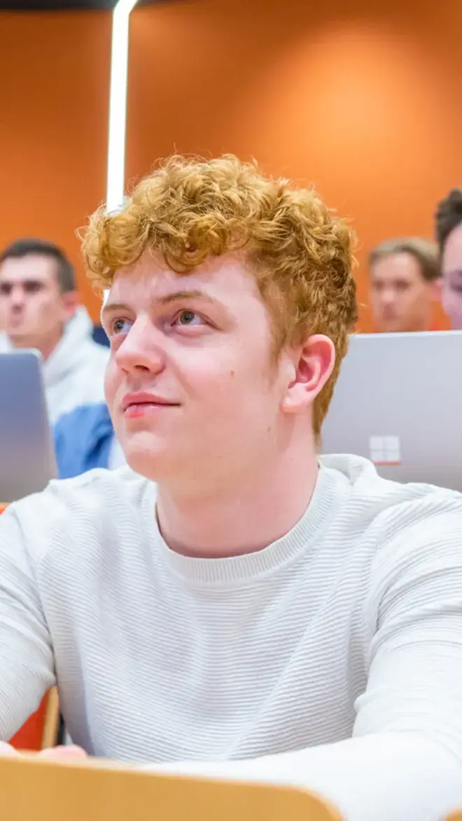 Accountancy studenten in collegezaal