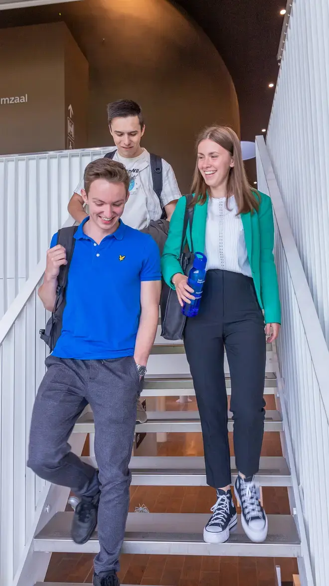 Accountancy studenten op trap