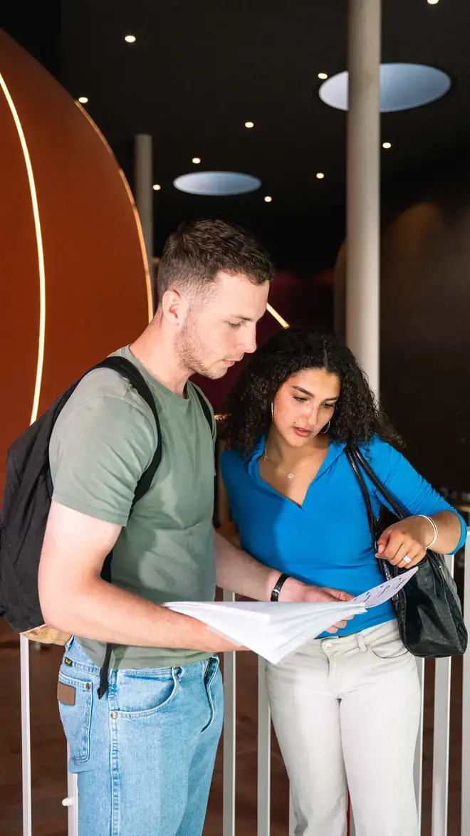 Social-Work Twee studenten staand