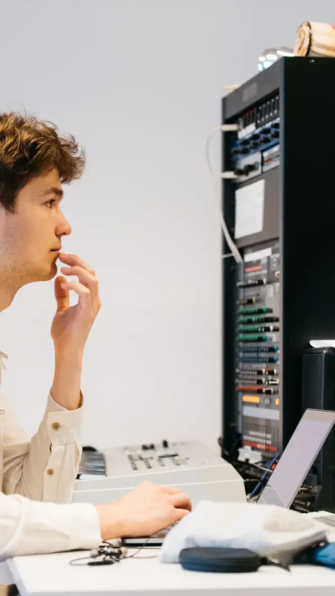 Docent Muziek - jongen met gitaar