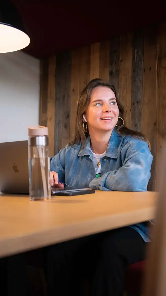 Hotel Management - meisje met laptop