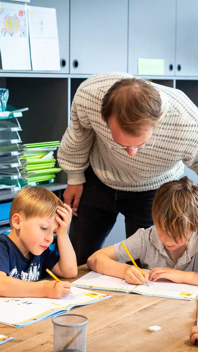 Leraar Basisonderwijs - meester met kindjes