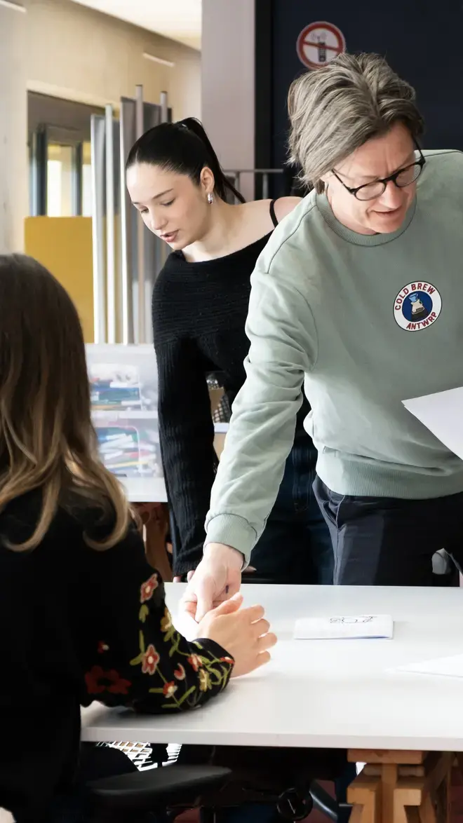 Visuele Communicatie - docent met studenten