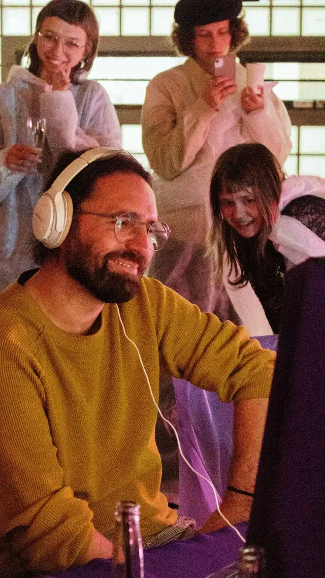 iArts docent met lachende studenten