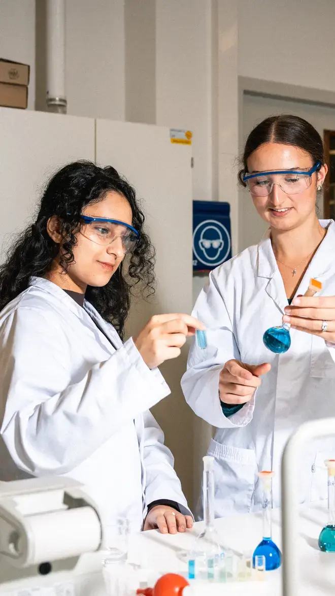 Applied Science - studenten aan het werk met vloeistoffen