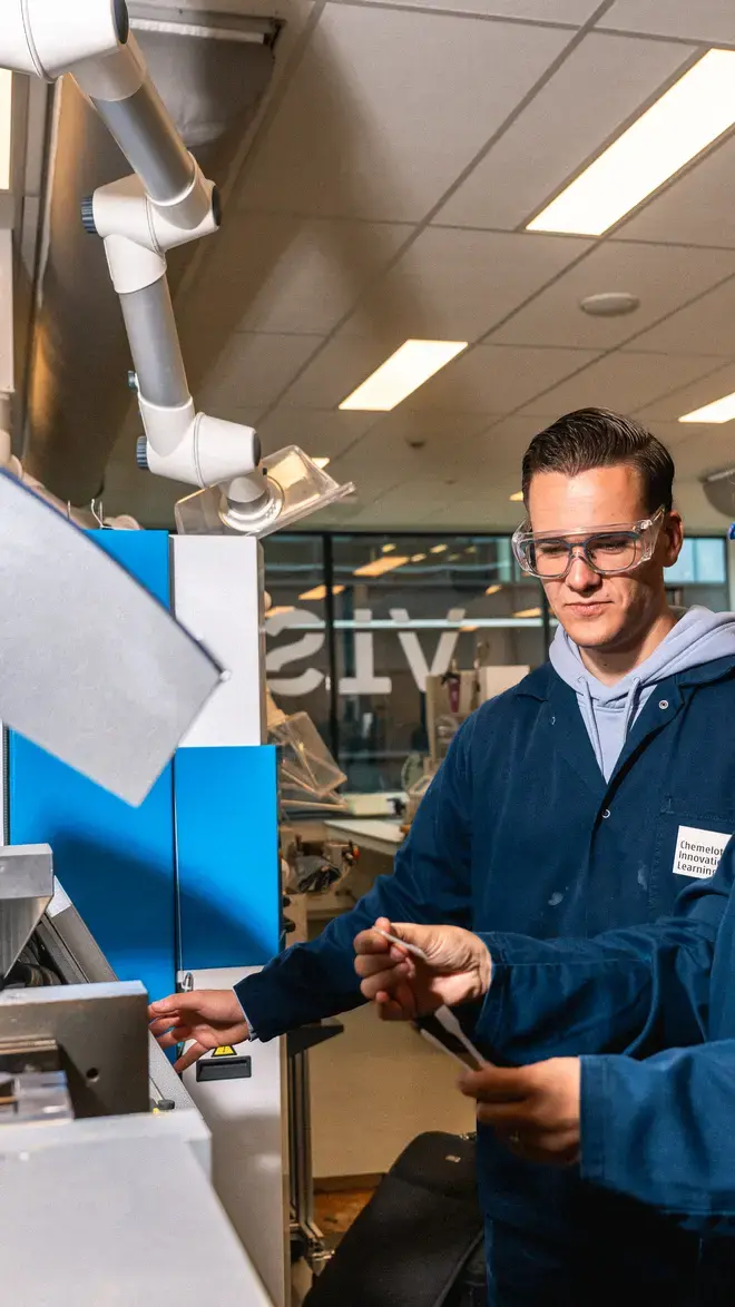 Applied Science - studenten in donkerblauwe labjas