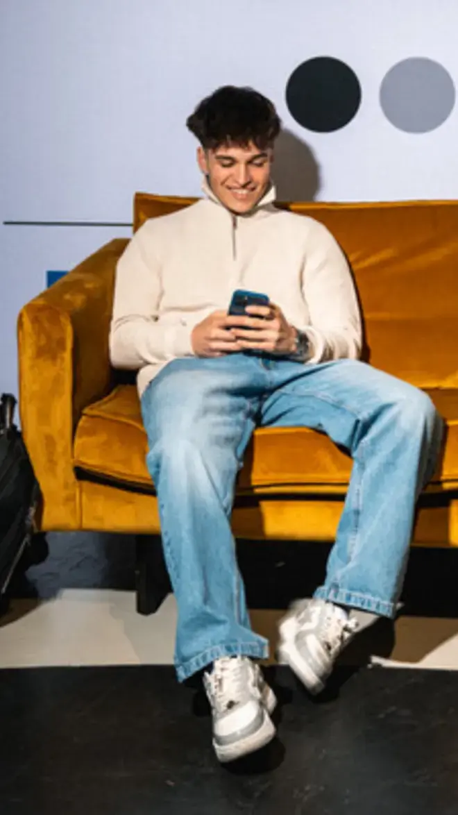 circular cities and communities -student op bank met telefoon