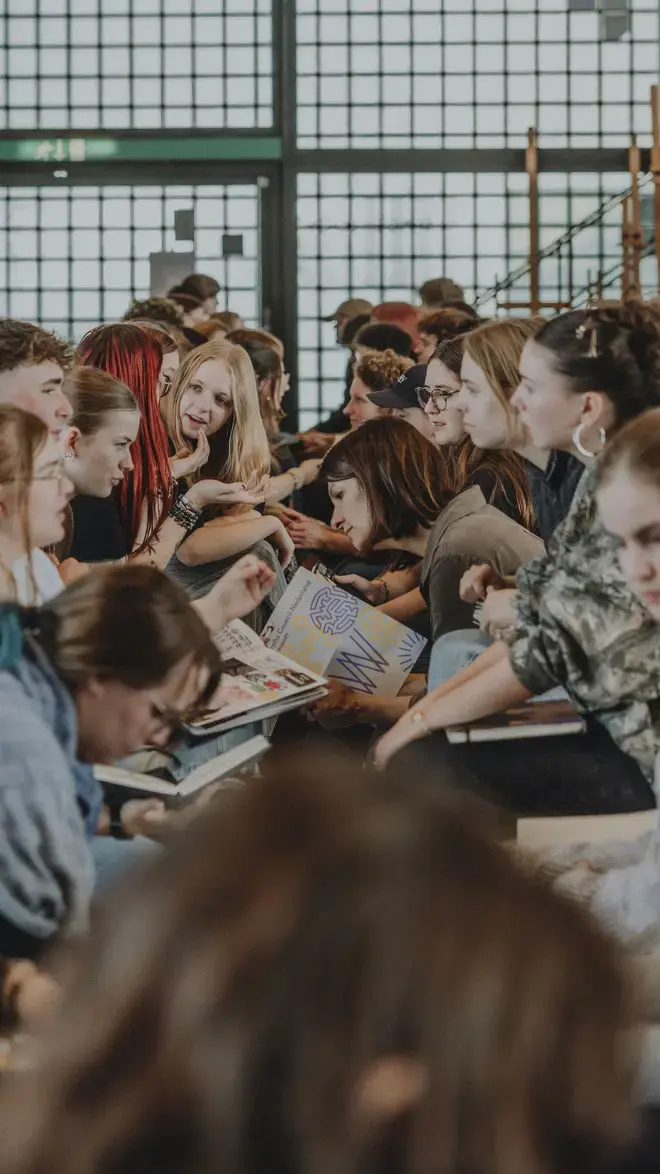 ABK DBKV Design - lange tafel met studenten