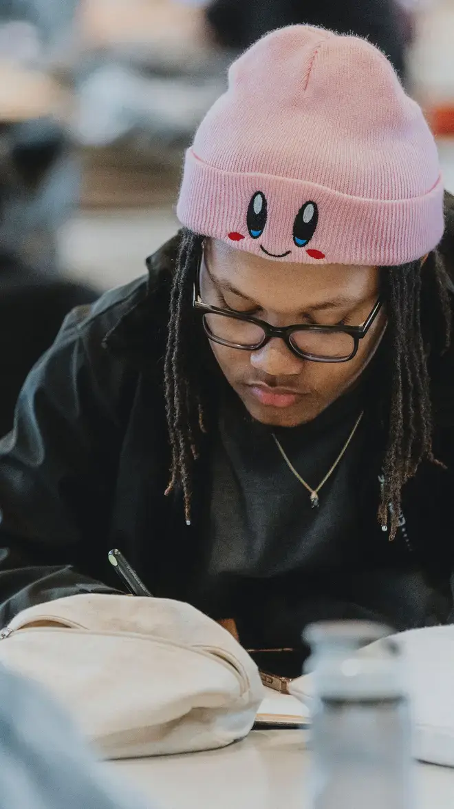 ABK DBKV Design - student met roze muts