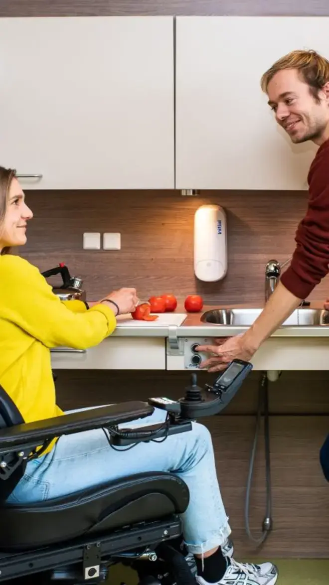 Ergotherapie BSG studenten oefenen in keuken.jpg