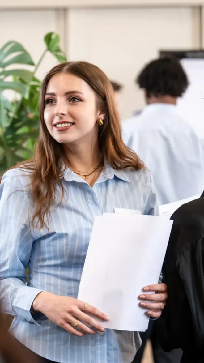 European Studies student met papieren 800x800.jpg