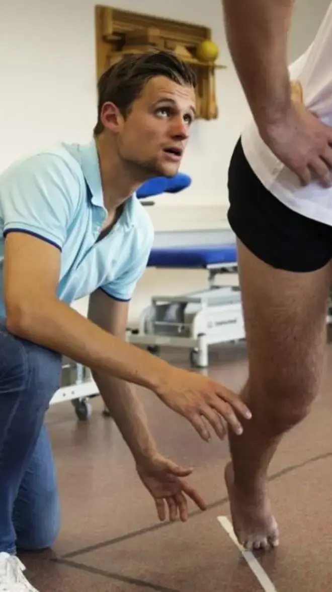 Fysiotherapie student met sporter aan het werk