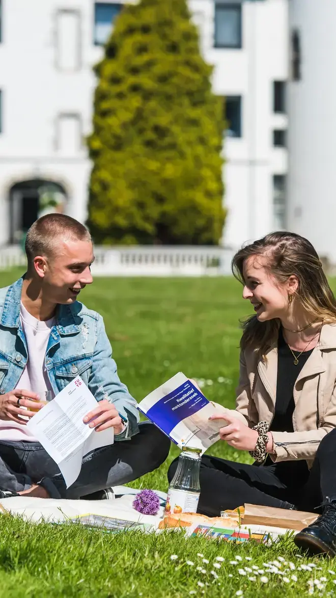 hotel management studenten op grasveld 400x400.jpg