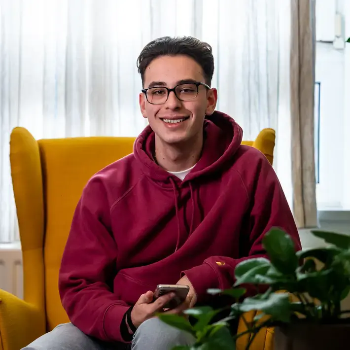 Vertaalacademie student met telefoon