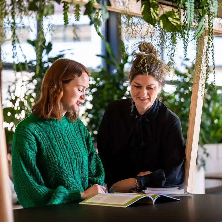 Vertaalacademie studente met lerares