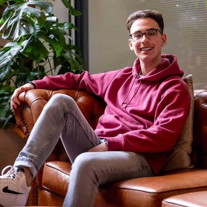 Vertaalacademie jongen op bank